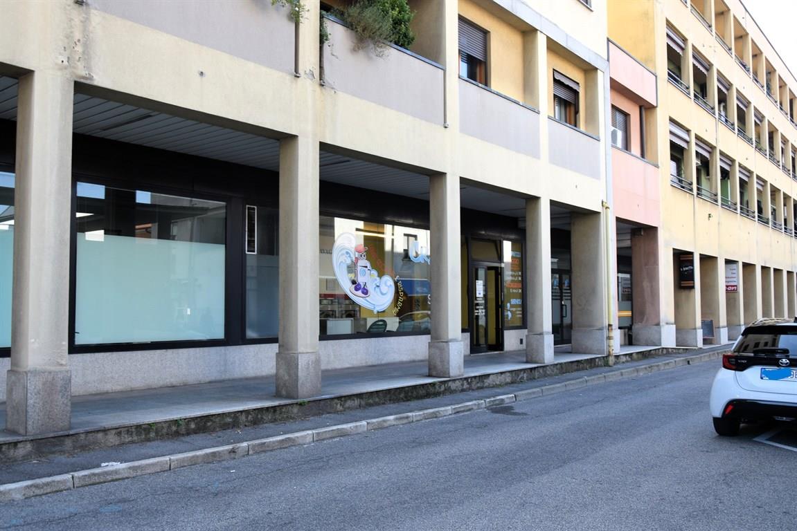 negozio in vendita a Meda (MB)