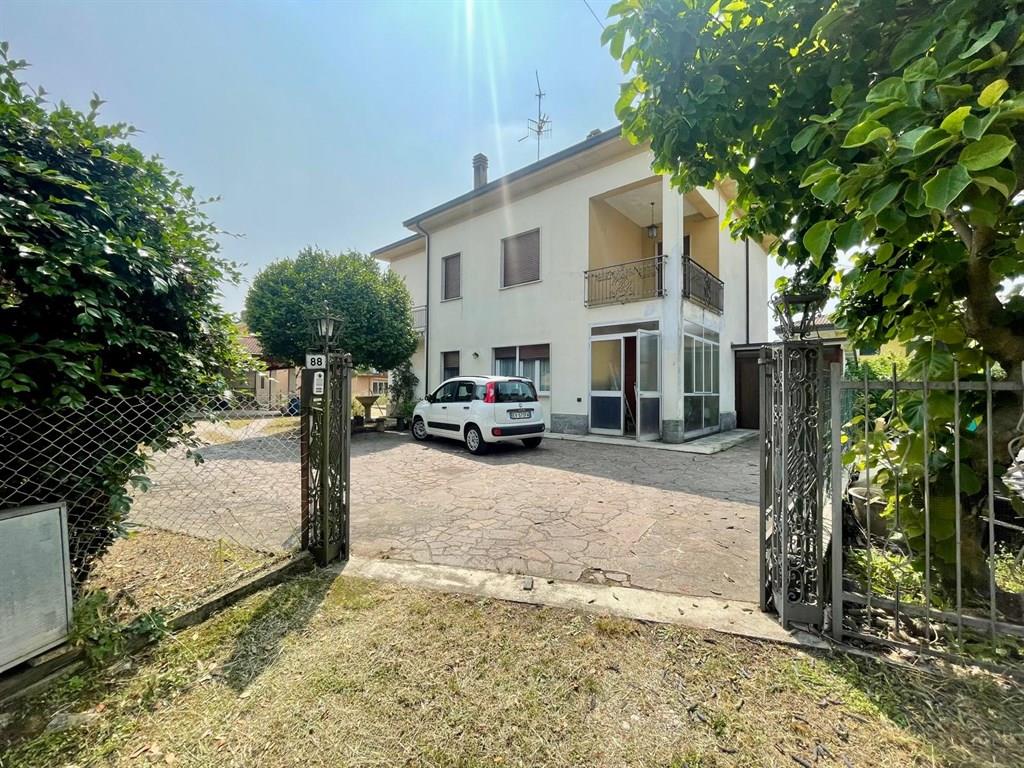 intera villa singola bifamigliare libera subito