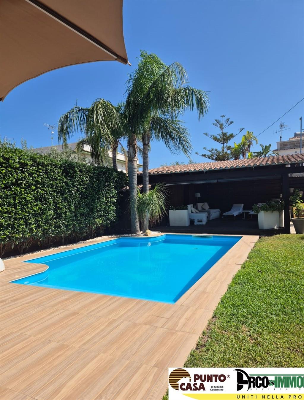 Cinisi Vendesi prestigiosa villa con piscina , giardino ben curato prato all'inglese