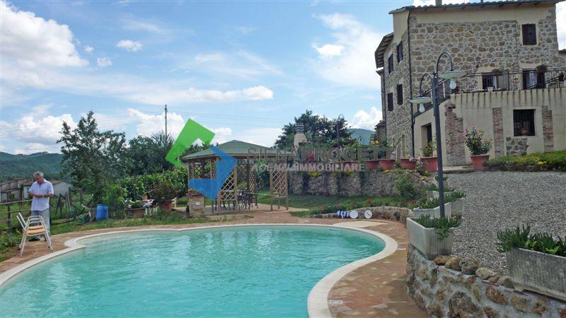 In località Palazzetto vendesi splendido Casale indipendente con piscina.