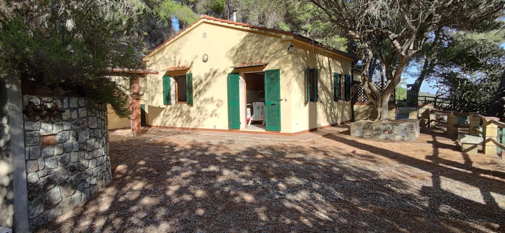 Casa indipendente in posizione panoramica e tranquilla con giardino pertinenziale e terreni adiacenti