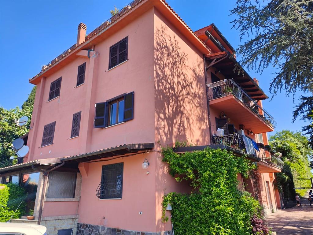 CASTELNUOVO DI PORTO (ROMA) - VIA FLAMINIA SPLENDIDO APPARTAMENTO PANORAMICO AMPIA METRATURA