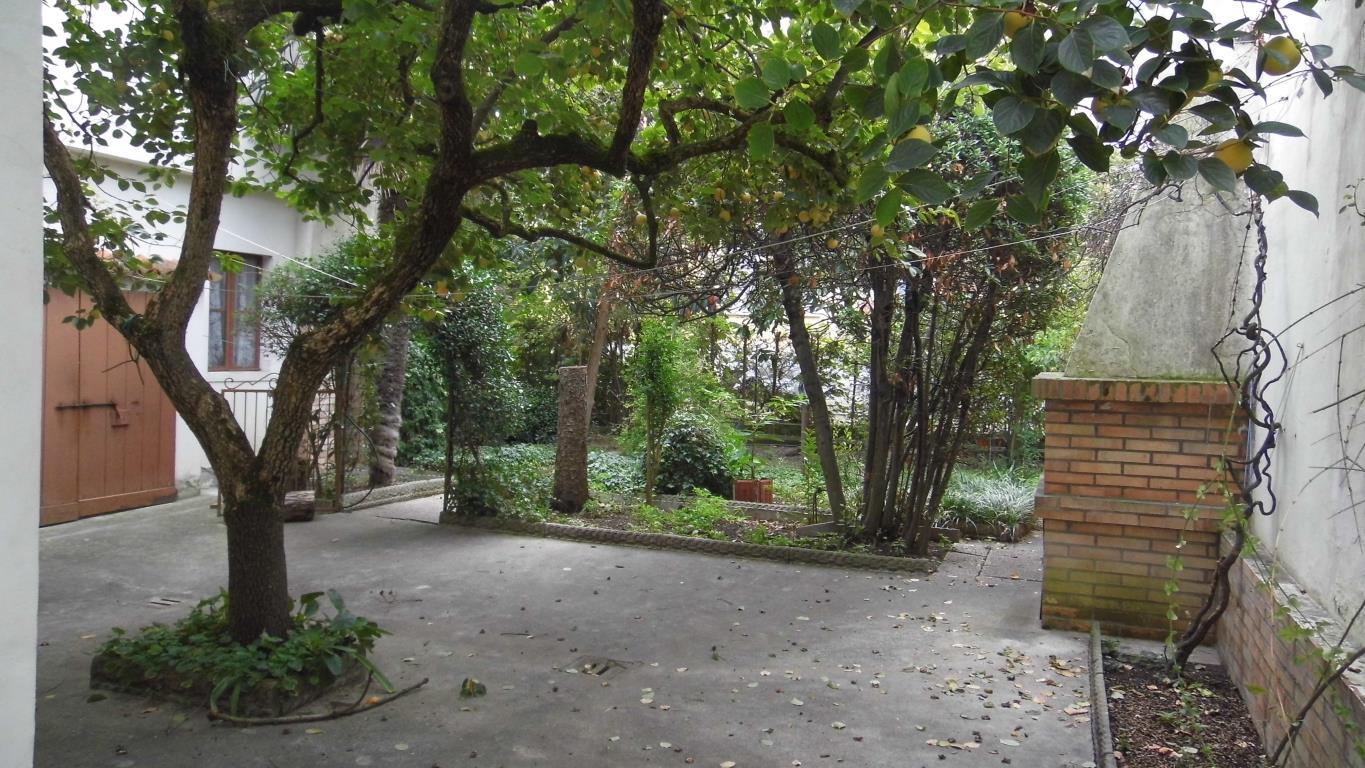 Ravenna Ampio immobile con giardino Rif. D 9441