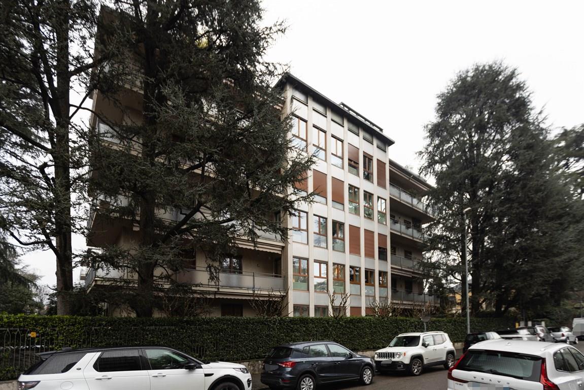 MONZA PARCO - VENDESI appartamento 5 locali con box