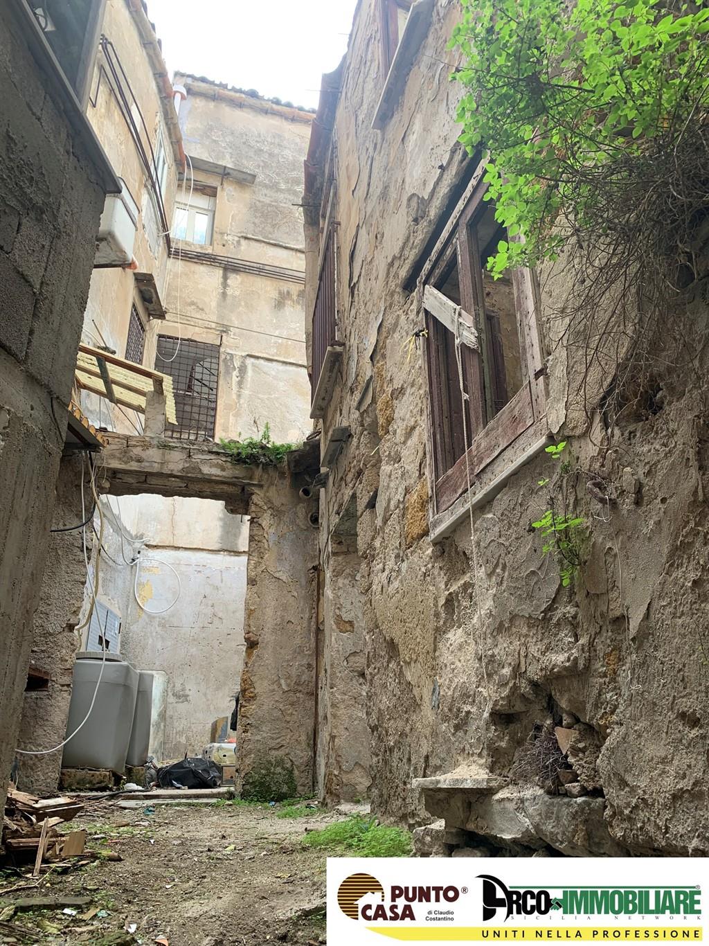 Rudere con cortile privato in vendita – Centro Storico, Vicolo San Basilio (Palermo)