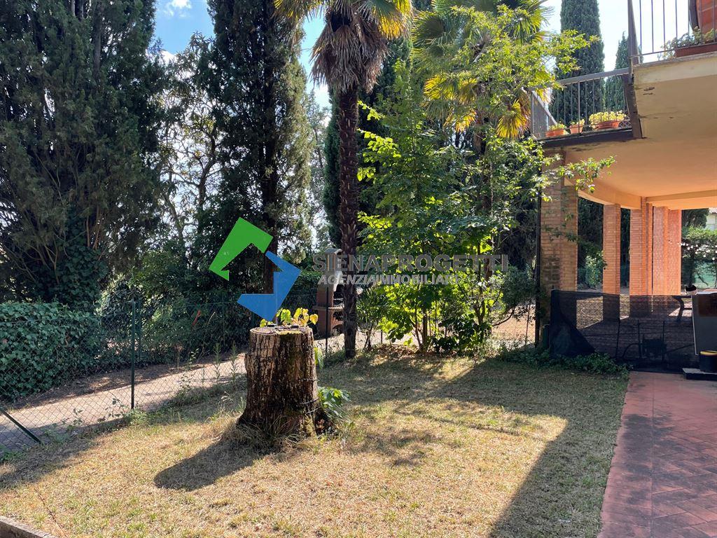 Appartamento di 250 Mq. con giardino,  5 camere e 5 bagni, ai Cappuccini, Siena.