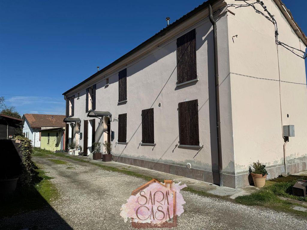 PORZIONE DI BIFAMILIARE CON 2 CAMERE E GIARDINO