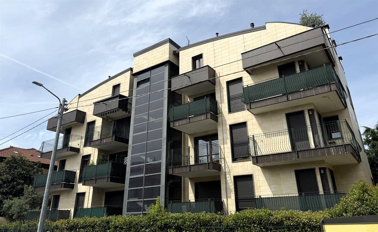Monza San Giuseppe - VENDESI appartamento 3 locali doppi servizi - terrazzo -  box