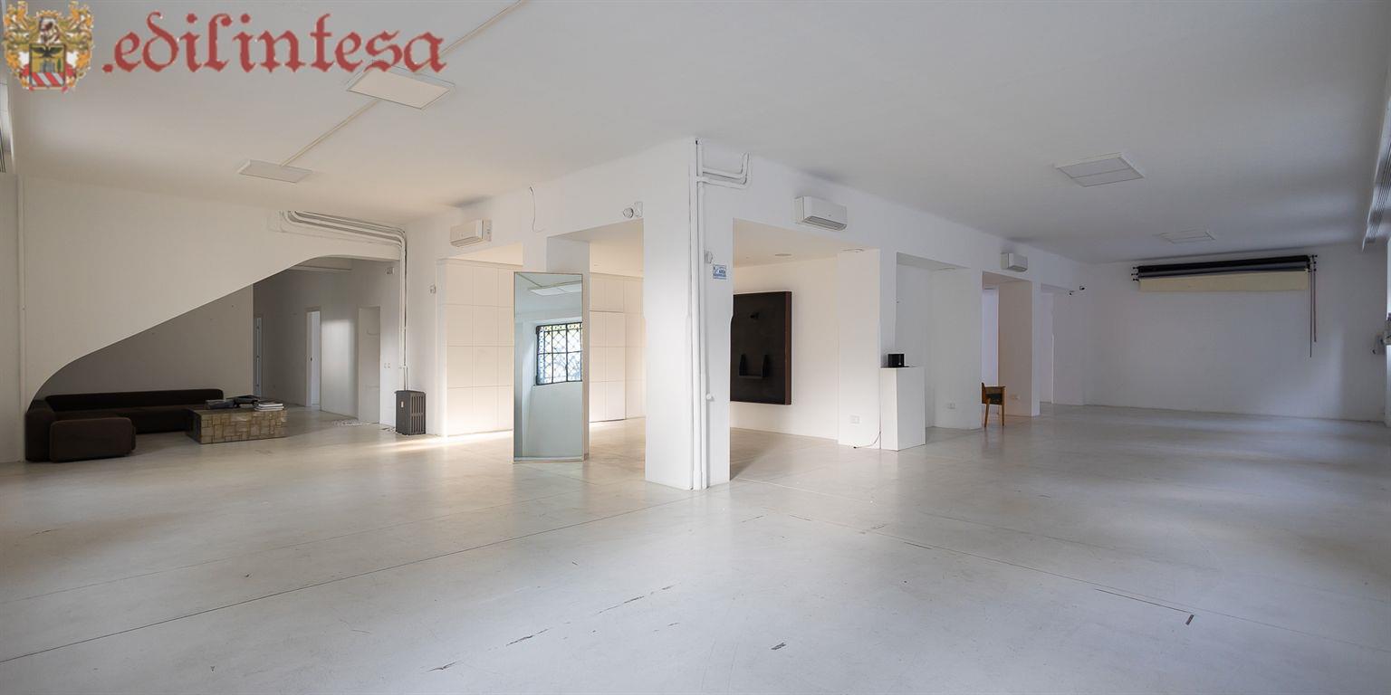 AMPIO SPAZIO INTERNO DI UN ELEGANTE PALAZZO D'EPOCA - IDEALE PER STUDIO PROFESSIONALE / SHOW ROOM ECC. - POSIZIONE STRATEGICA . INGRESSO PRIVATO SENZA BARRIERE ARCHITETTONICHE. .