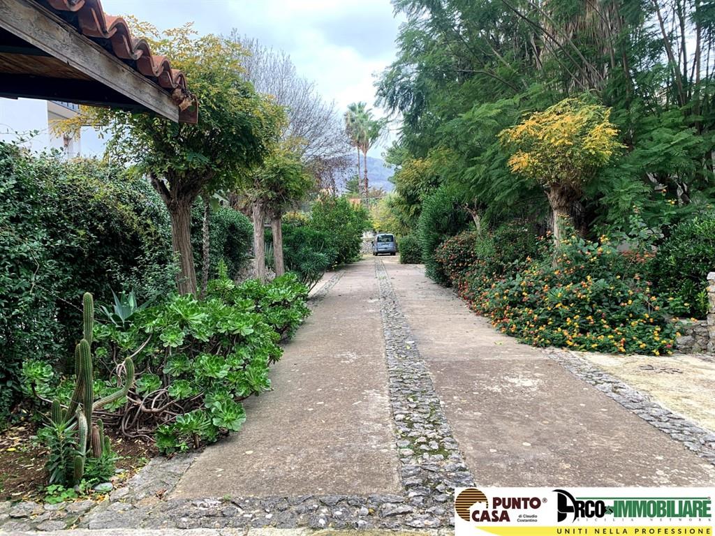 Appartamento in Villa con Giardino e ampio Portico  a Fondo Anfossi Mondello