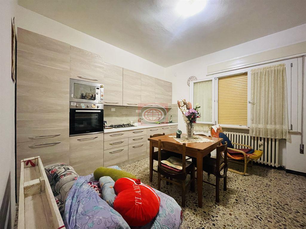 CERVIA ( zona Malva Nord ): In casa di due unità, appartamento con 2 camere matrimoniali, semi arredato - NO spese condominiali