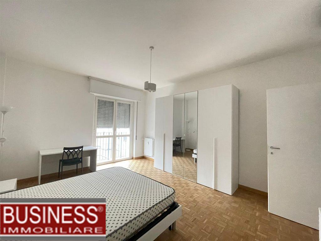 MILANO, PORTA ROMANA - TRILOCALE PARZIALMENTE ARREDATO CON DOPPI BALCONI