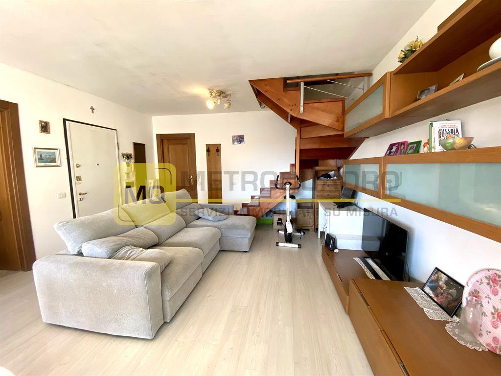 Lecco, appartamento su due livelli con terrazzi in vendita