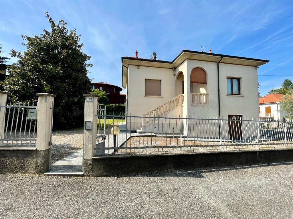 Azzate – Villetta singola con giardino privato € 285.000 – Libera subito