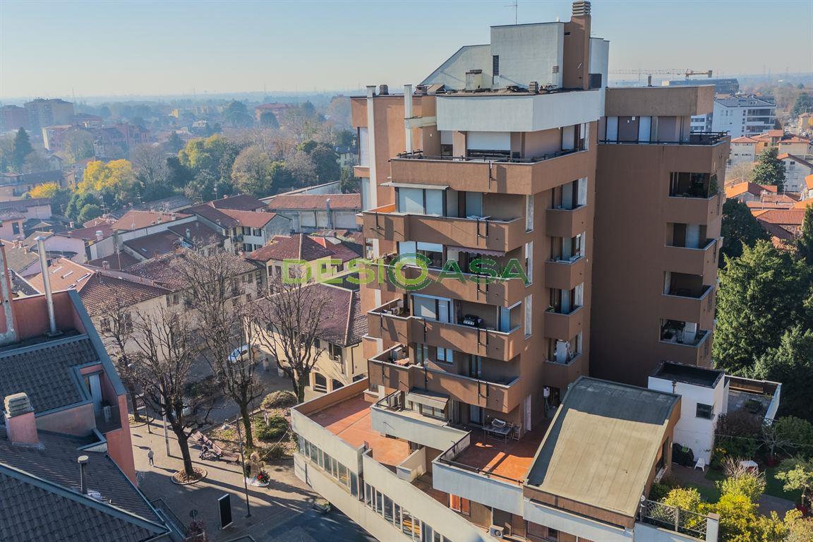 Trilocale con cantina e box in vendita in centro a Desio