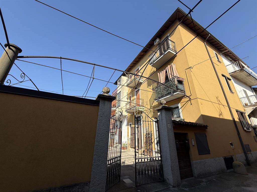 PORZIONE DI CORTE STORICA IN CENTRO A SOLARO