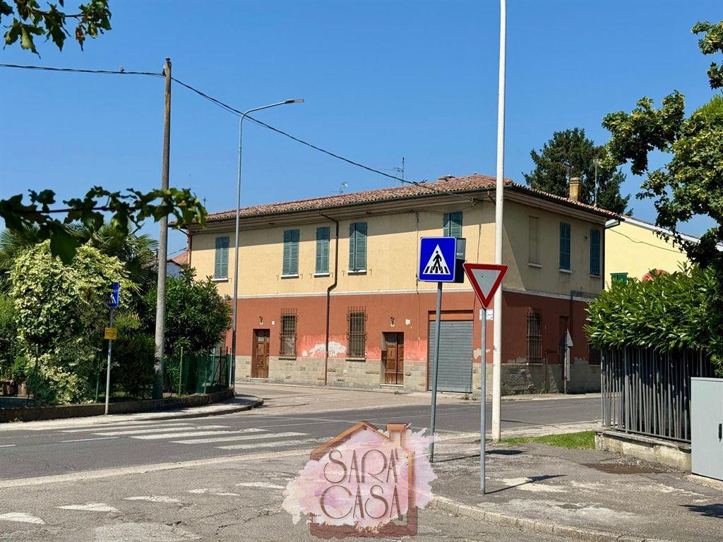 IMMOBILE CON TRE UNITA' ABITATIVE, CORTE E GARAGE DOPPIO