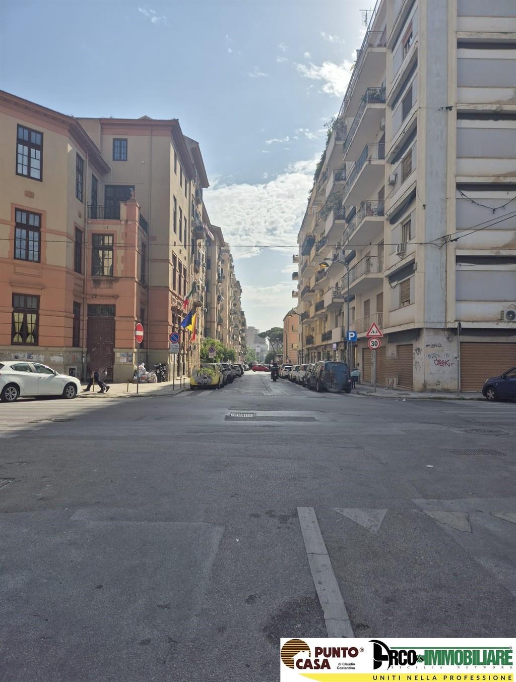 Via Ameyda affittasi magazzino su strada 30 mq