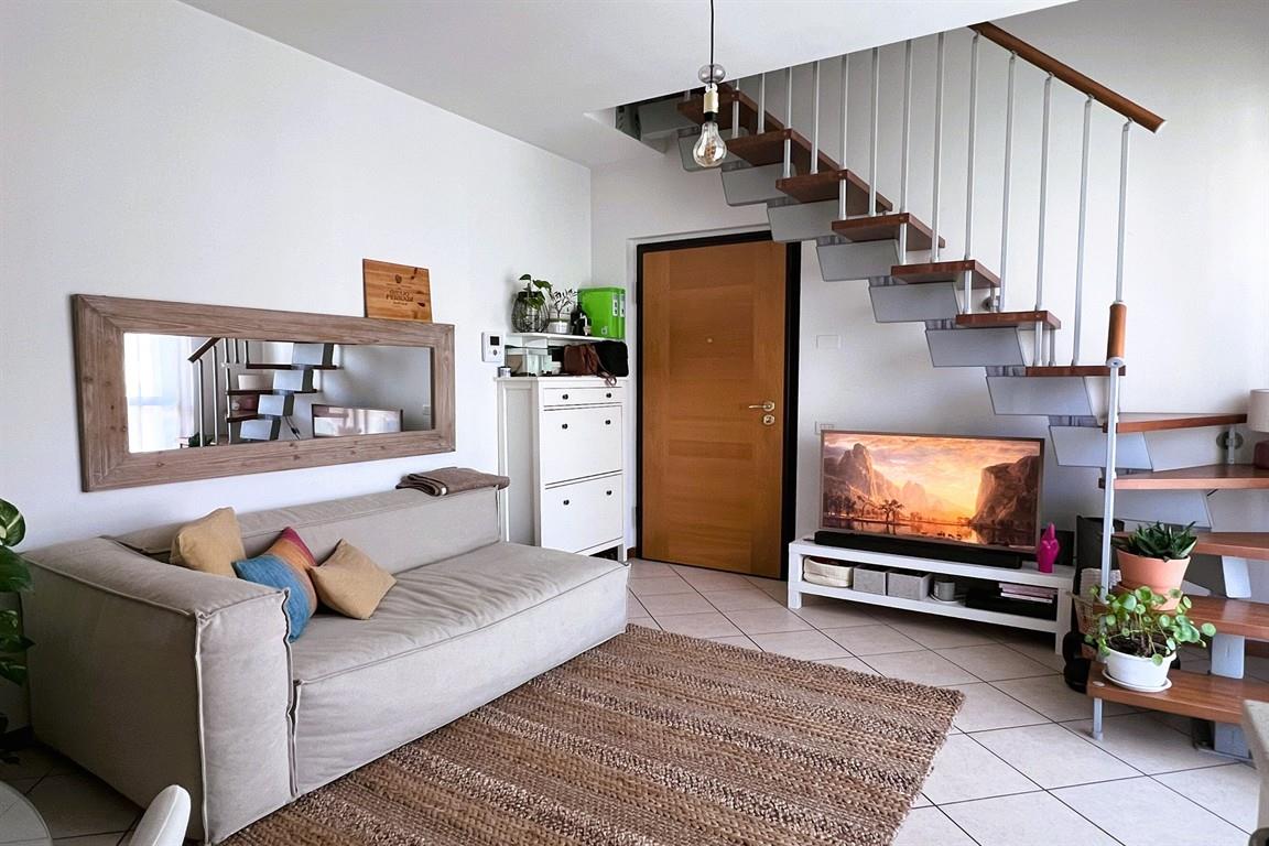 GRAZIOSO APPARTAMENTO COMPLETO DI BALCONE E BOX