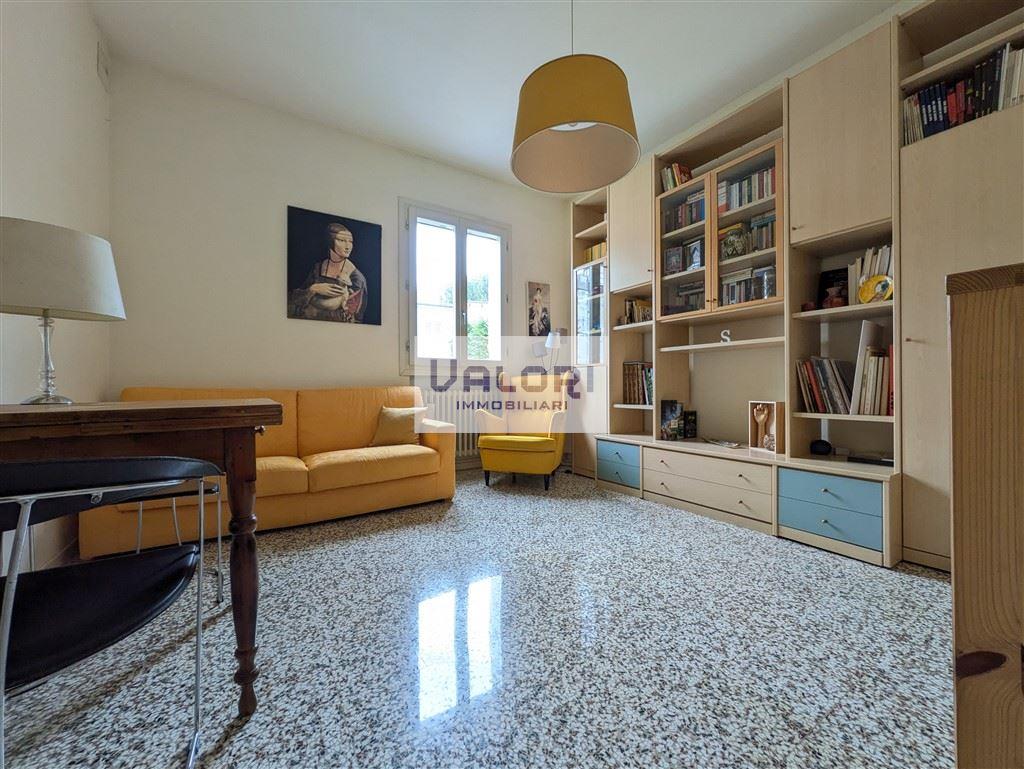ABITAZIONE INDIPENDENTE TERRA/CIELO CON AMPIA CANTINA E TERRAZZA ABITABILE