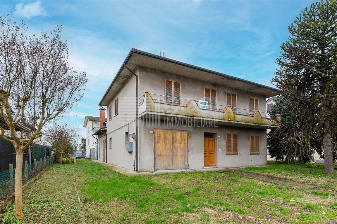 Casa indipendente da rivedere con laboratorio.