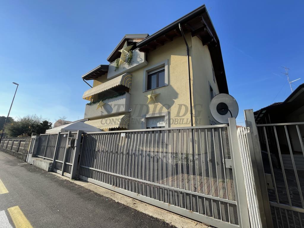 VILLA TRIFAMILIARE NEL CUORE DI LIMBIATE