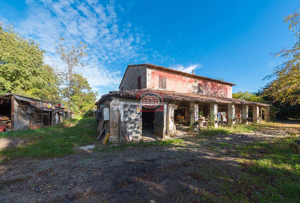 RONTA di Cesena - CASA SINGOLA di ampia metratura, su lotto di circa 4.500 mq., con portico, giardino, attrezzaie oltre a terreno agricolo di 6.355 mq.