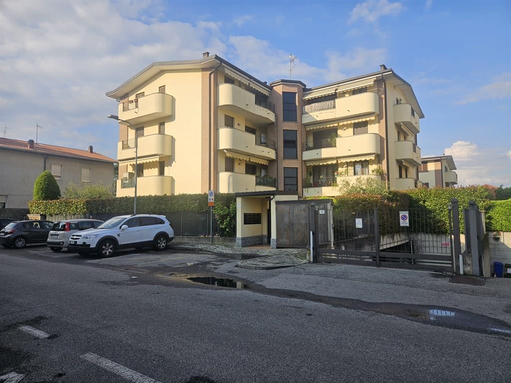 LISSONE, 15 MINUTI DALLA STAZIONE AFFITTASI 2 LOCALI E SERVIZI - BOX
