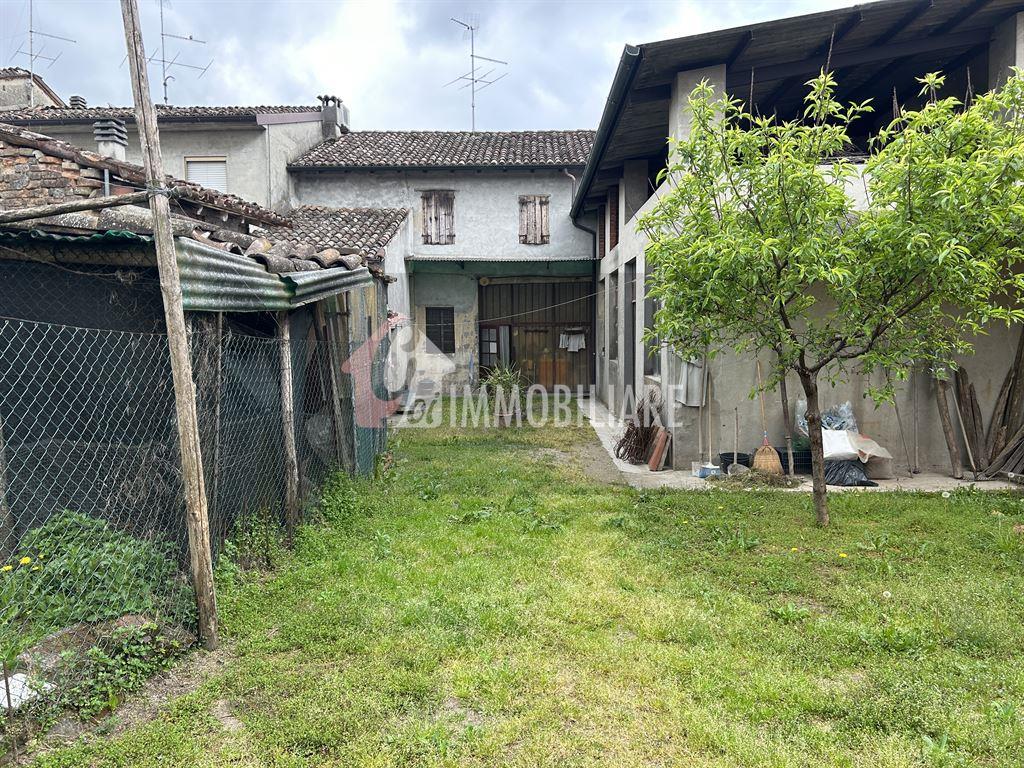 CASA SEMINDIPENDENTE CON AMPIO RUSTICO E GIARIDNO INTERNO