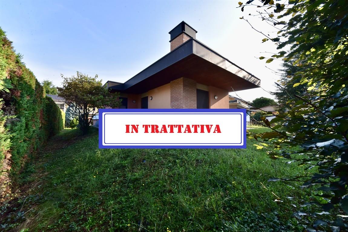 VILLA SINGOLA CON BOX DOPPIO E GIARDINO