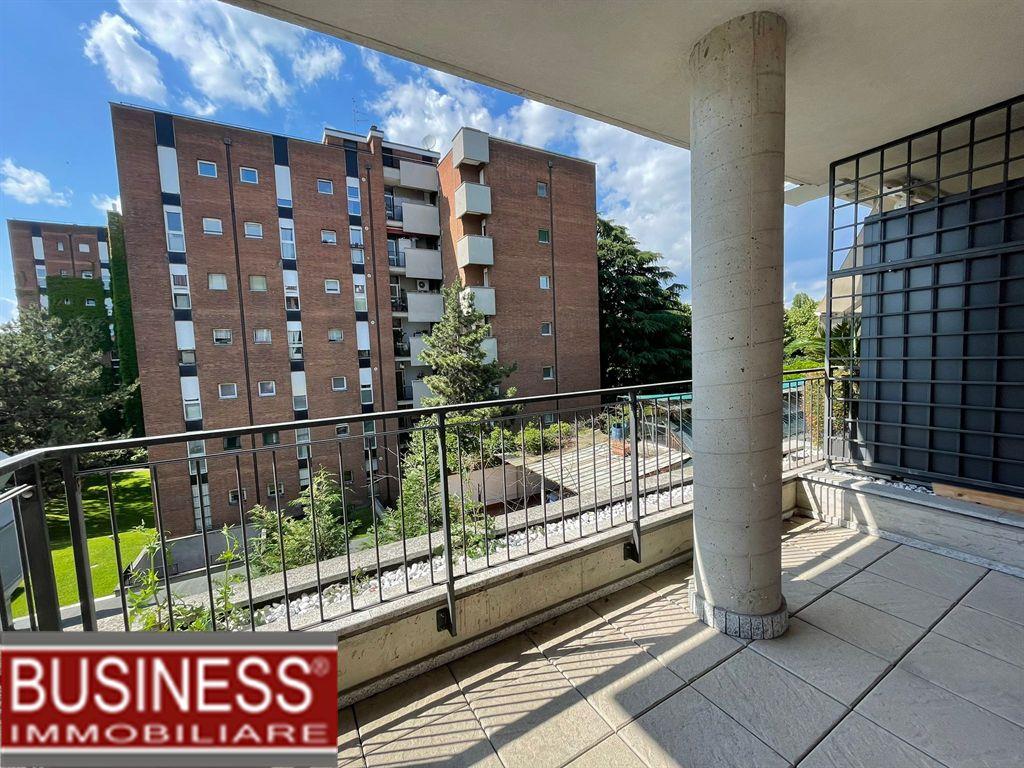 MILANO, MM SEGESTA - BILOCALE CON TERRAZZO E BOX, ARREDATO.