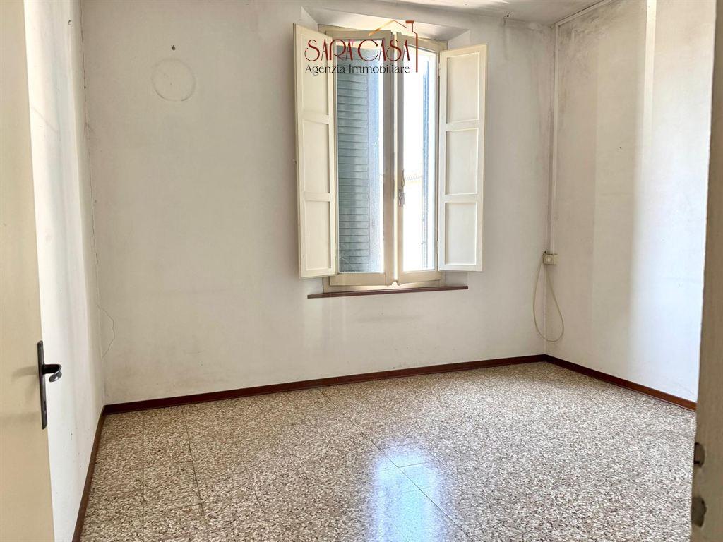 IMMOBILE CON TRE UNITA' ABITATIVE, CORTE E GARAGE DOPPIO