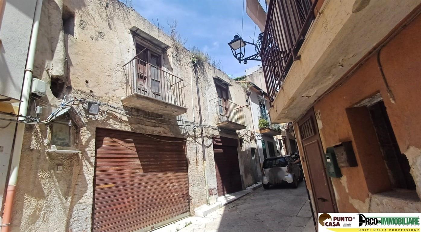 Via Duca Degli Abbruzzi, Monreale appartamento in palazzina indipendente da ristrutturare