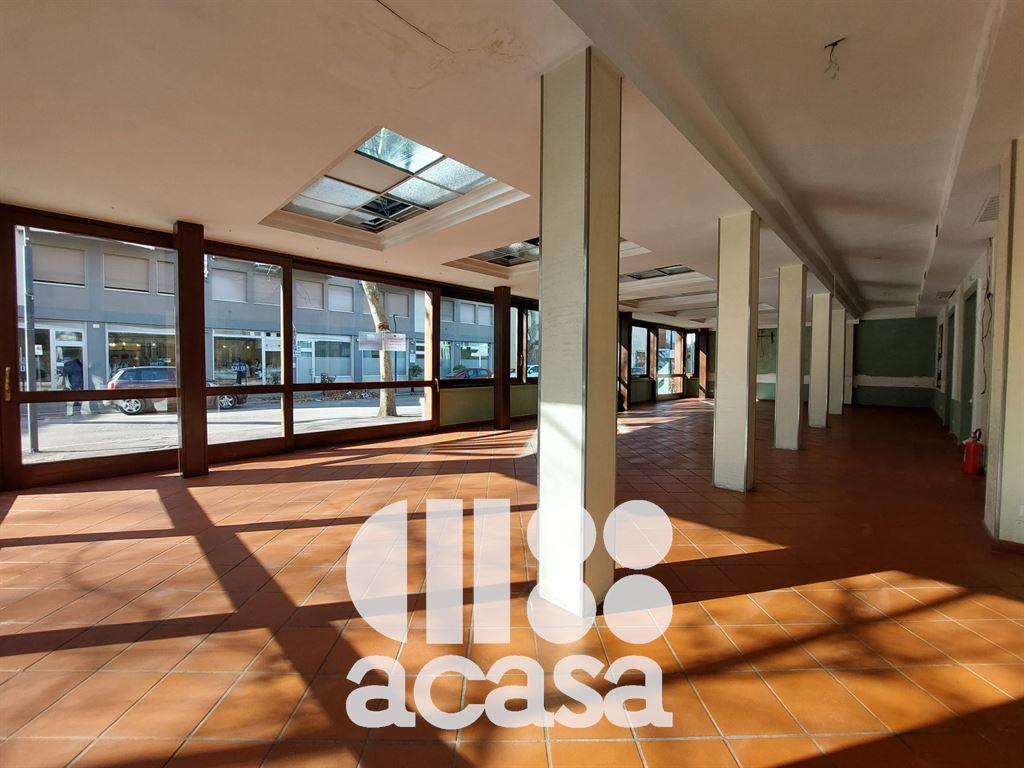AFFITTASI  AMPIO LOCALE COMMERCIALE D'ANGOLO DI OLTRE 130 MQ A DUE PASSI 50 DAL PORTOCANALE
