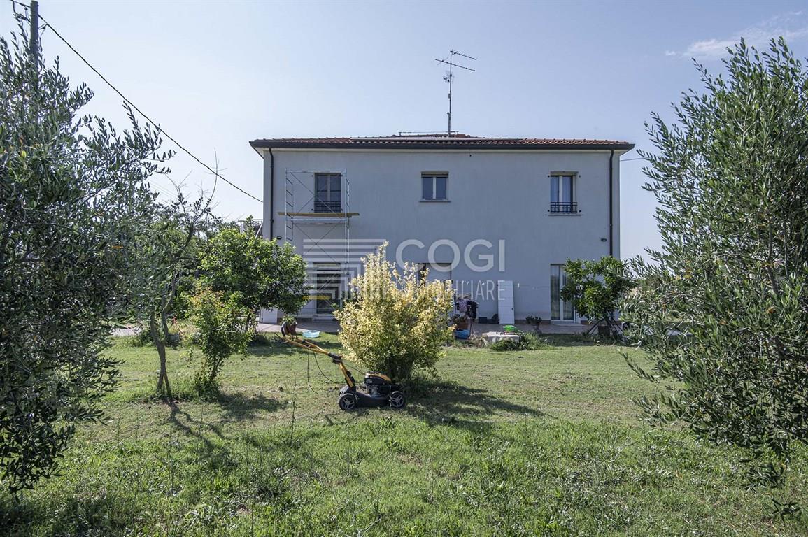 Casa indipendente con ampio giardino, ideale per due nuclei familiari!