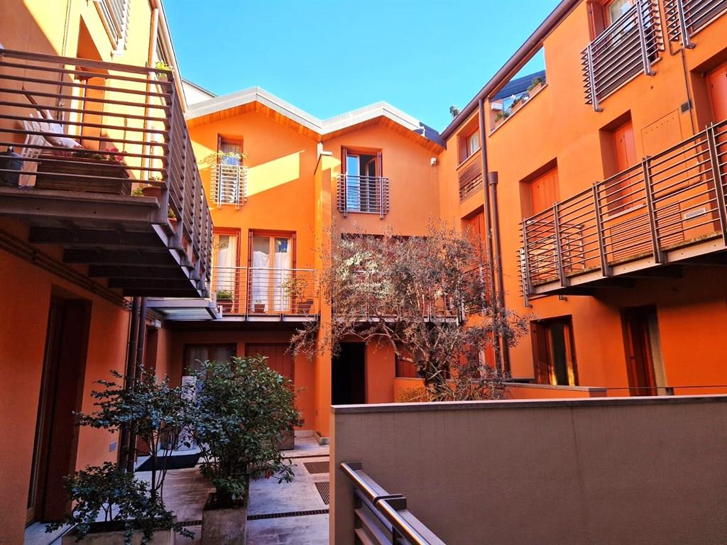 TRILOCALE DI C.A 70 MQ ARREDATO CON BALCONE A LECCO CENTRO