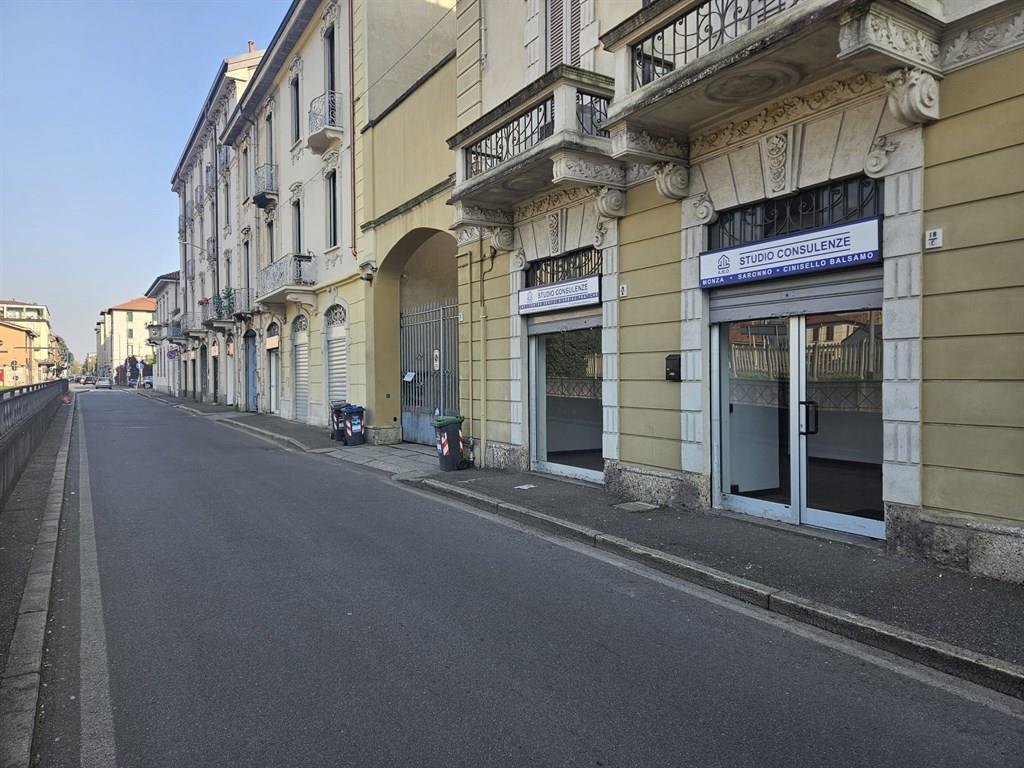 Monza Sobborghi - AFFITTASI negozio con 2 vetrine