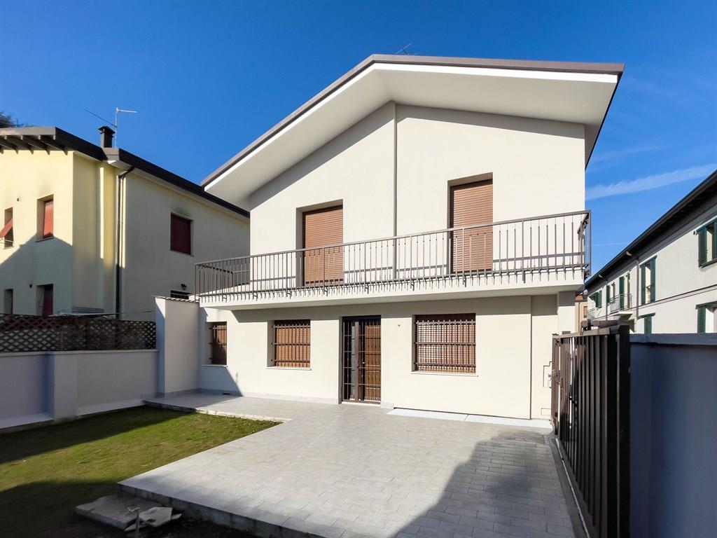 Nova Milanese Monza - VENDESI villa ristrutturata con giardini