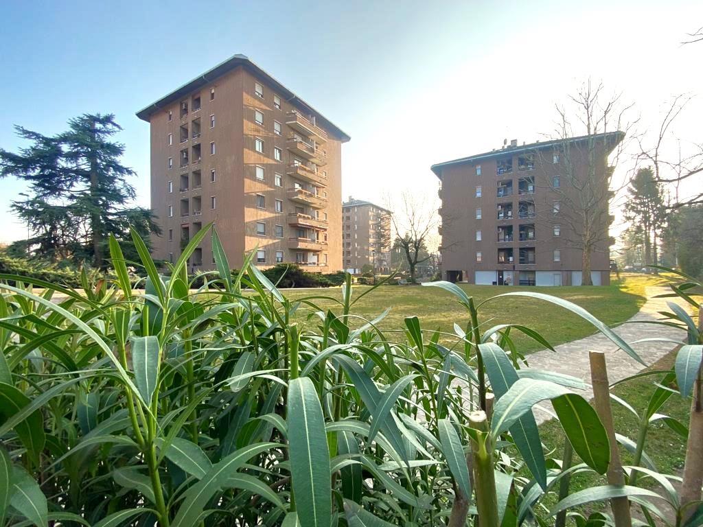MONZA - VENDESI ampio appartamento 3 locali con box