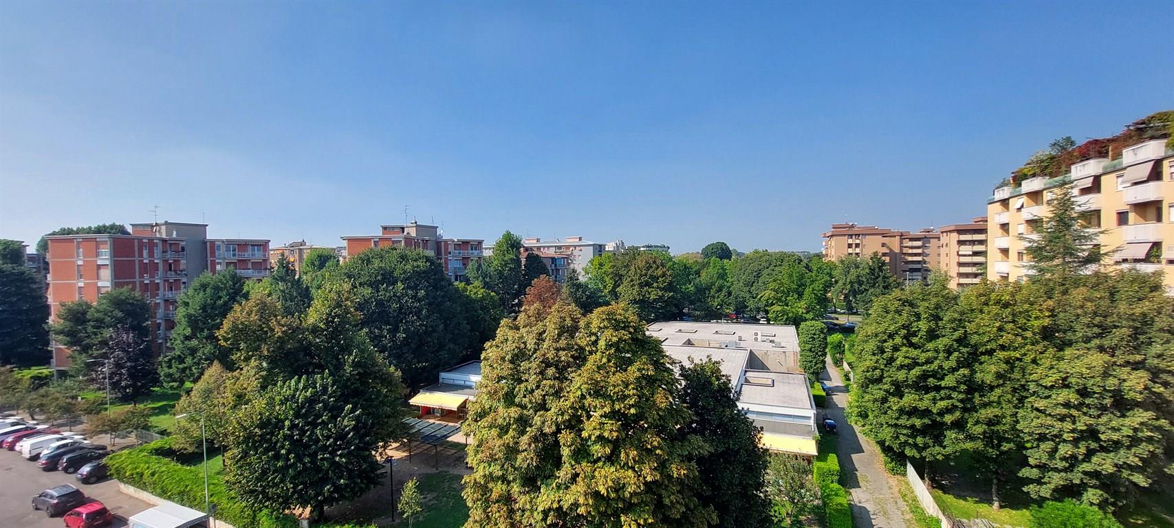 Monza Triante - ampio trilocale completamente arredato con terrazzo e box