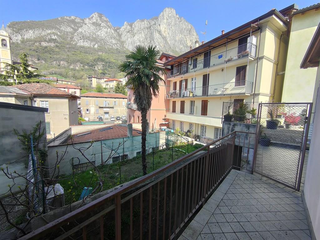 Lecco vendesi ampio monolocale con giardino e posto auto