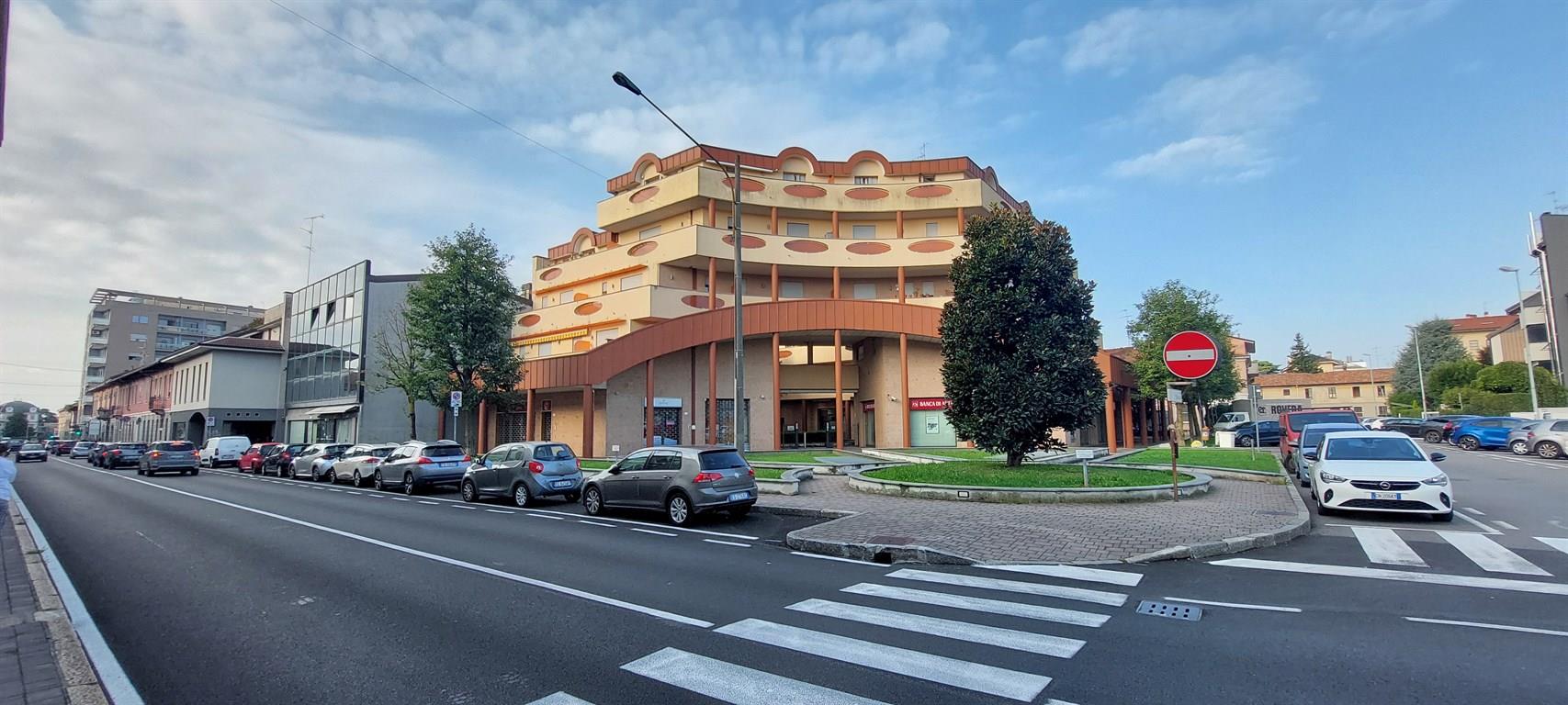 LISSONE CENTRO - Negozio open space con canna fumaria