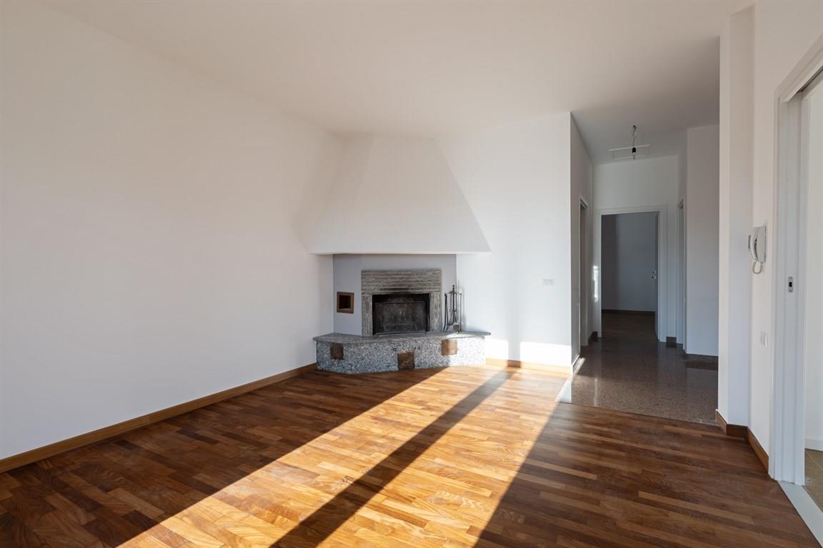 Nova Milanese Monza - VENDESI villa  ristrutturata