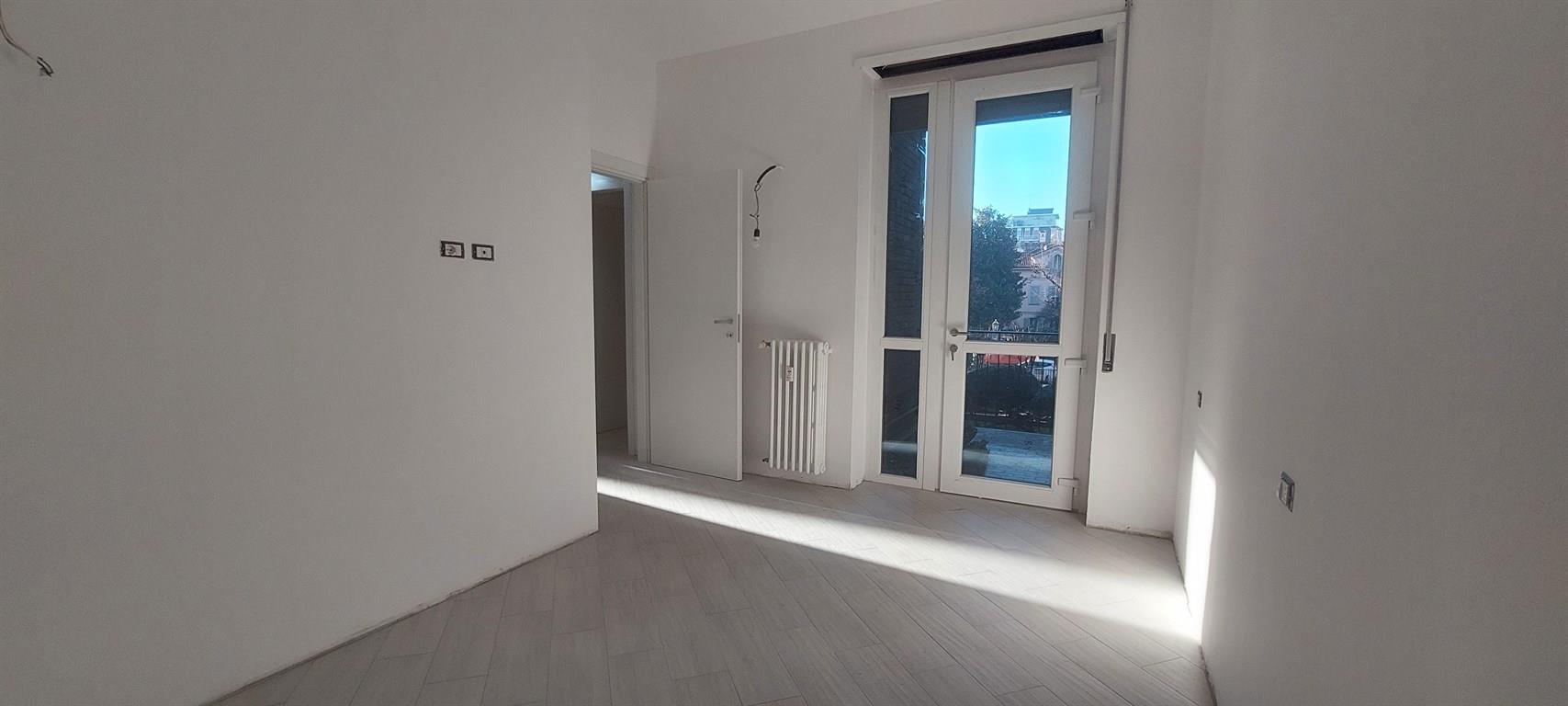 MONZA inizio Via Lecco - trilocale ristrutturato a nuovo