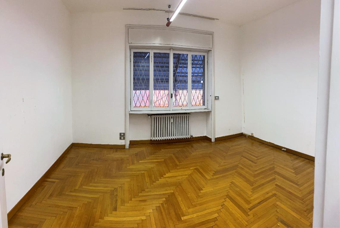MONZA CENTRO - AFFITTASI ampio UFFICIO