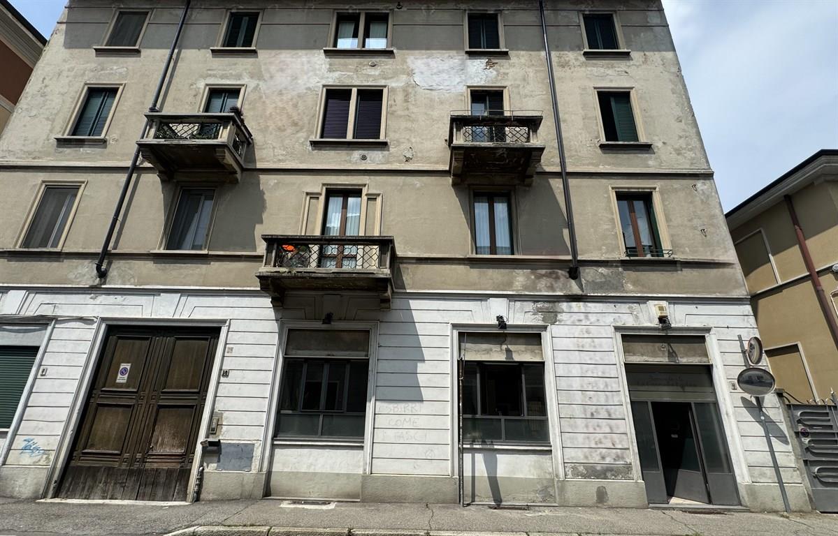 MONZA  - VENDESI NEGOZIO/RISTORANTE PIZZERIA