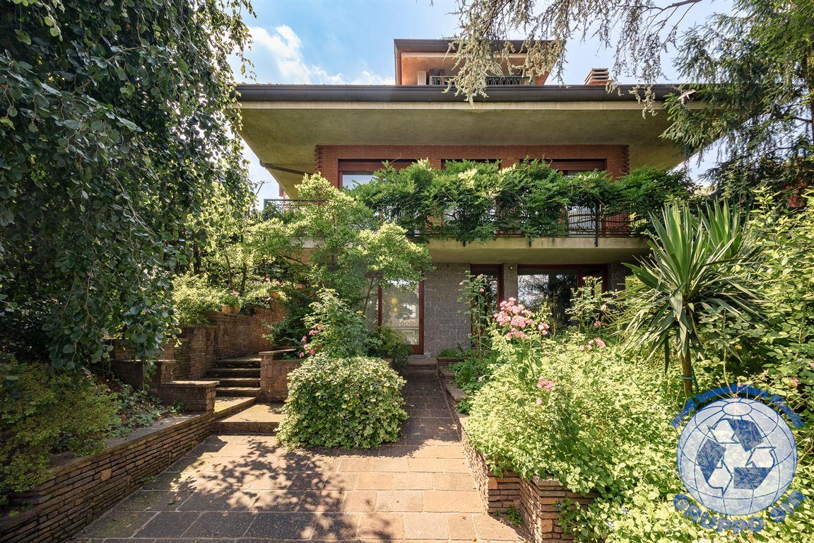 VILLA SINGOLA CON DUE UNITA' IMMOBILIARI SEPARATE CON BOX QUADRUPLO