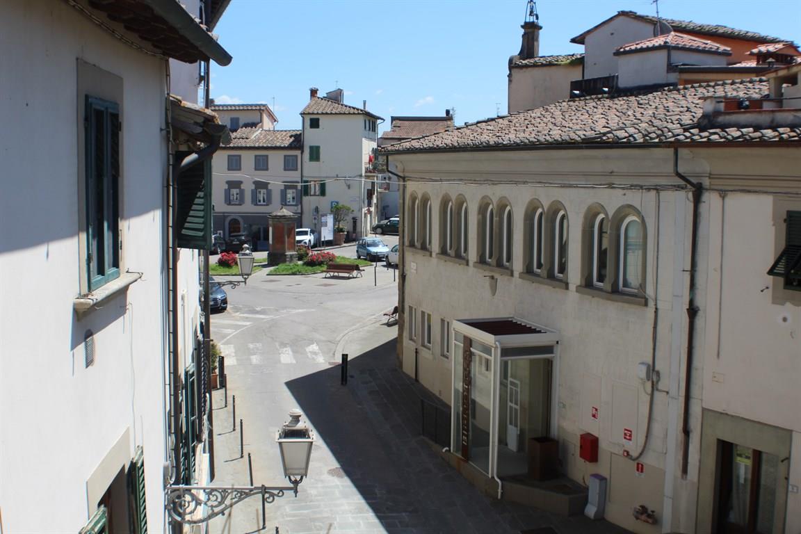 MONTESPERTOLI CENTRO VENDESI PALAZZINA INDIPENDENTE  DI 251 MQ CON 1400 MQ DI GIARDINO