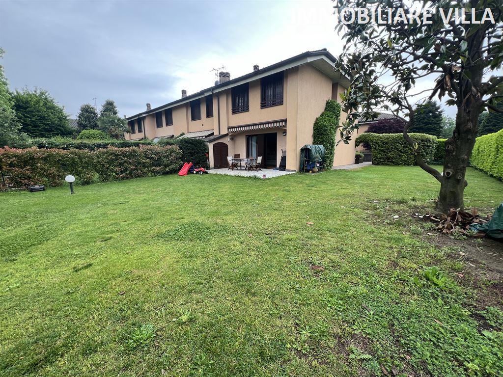 VILLA A SCHIERA ANGOLARE LIBERA SU TRE LATI