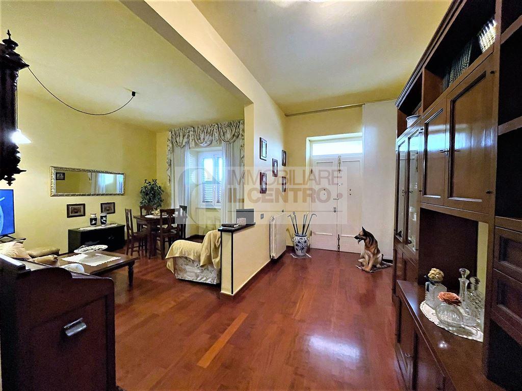 Semindipendente con tre appartamenti e terreno